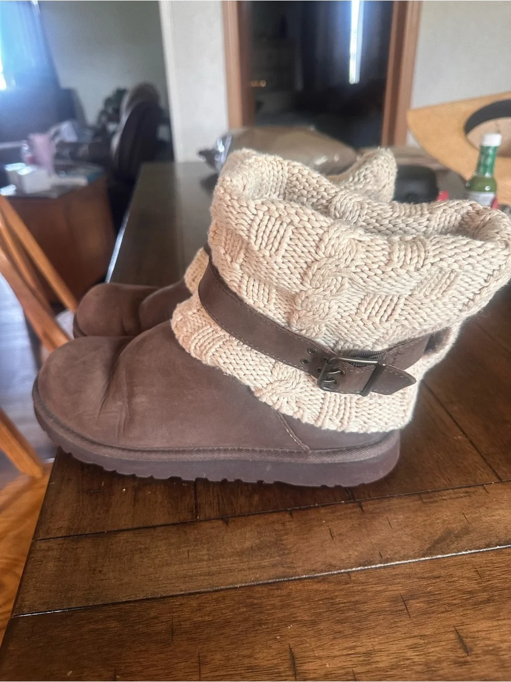 Uggs Womans 6, woven tops